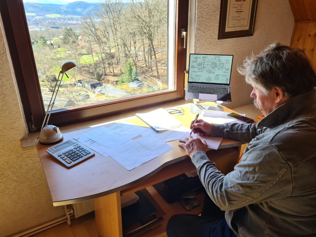 Entwurfsarbeit am Schreibtisch: Pläne für das Helikon e°