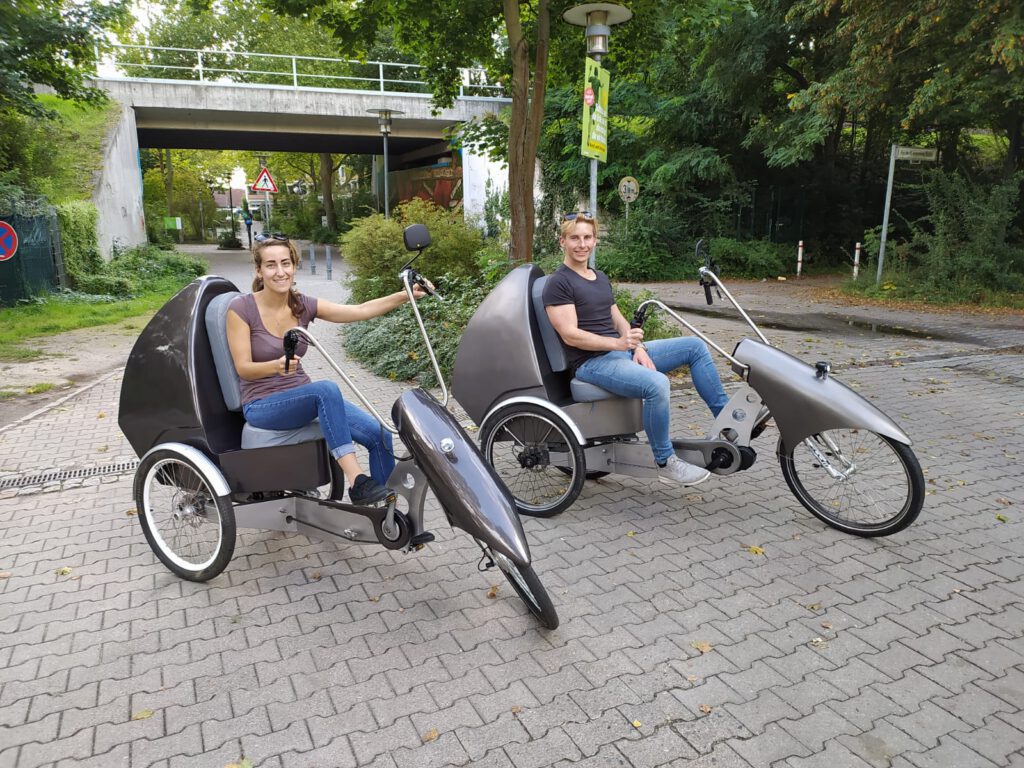 Zwei Fahrer auf dem Helikon e° unterwegs