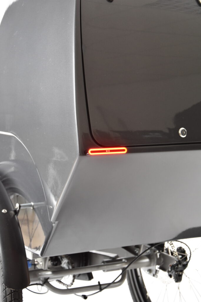 Rücklicht und Gepäckraum des Helikon e° im Detail